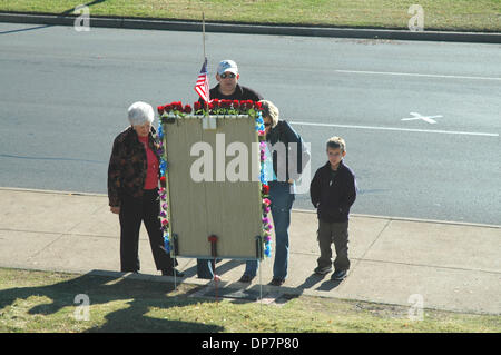 22. November 2006; Dallas, TX, USA; Eine Familie erinnert sich JFK an einem Denkmal in der Nähe der Standort in der Straße, wo Präsident Kennedy in Dallas, Texas 22. November 1963 ermordet wurde.  Obligatorische Credit: Foto von David Teagle/ZUMA Press. (©) Copyright 2006 von David Teagle Stockfoto