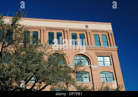 22. November 2006; Dallas, TX, USA; Das Gebäude wo Lee Harvey Oswald erschossen und getötet Präsident Kennedy am November 22,1963 aus dem sechsten Stock Eckfenster. Helles Sonnenlicht Gares über den genauen Standort.  Obligatorische Credit: Foto von David Teagle/ZUMA Press. (©) Copyright 2006 von David Teagle Stockfoto