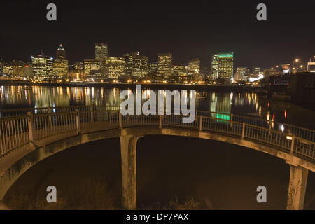 22. November 2006; Portland, OR, USA; Skyline mit Willamette River und Morrison Bridge Fußgänger Fahrrad Gang in der Nacht. Obligatorische Credit: Foto von Richard Clement/ZUMA Press. (©) Copyright 2006 von Richard Clement Stockfoto