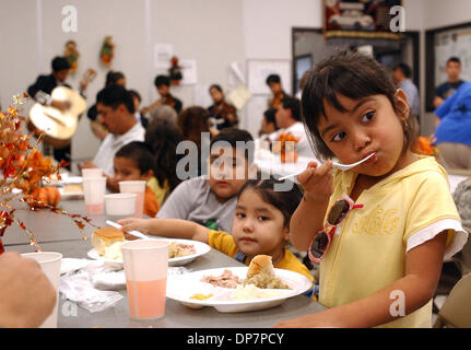 23. November 2006; San Antonio, TX, USA; Alondra Delgado, 4, genießt einen Bissen von Kartoffelpüree auf den 14. jährlichen Thanksgiving-Dinner an der SAPD West Unterstation.  Das Abendessen, das mehr als 100 Familien-feeds erfolgt über Spenden von mehreren Organisationen einschließlich der San Antonio Police Officers Association. Nahrungsmittelrationen erhielten auch den Familien zu helfen, mit der Stockfoto