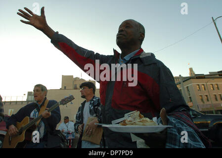 23. November 2006; San Antonio, TX, USA; Hurrikan Katrina komödienhaften Wardell Thompson singt "Amazing Grace", als er einen Teller mit Pfannkuchen hält erhielt er im 14. jährlichen Nettie Morgan Thanksgiving Day Breakfast im Stadtzentrum von San Antonio auf Donnerstag, 23. November 2006. Das Frühstück ist eine Tradition der Gründer Claude "Butch" Morgan und Familie, seiner verstorbene Mutter zu Ehren und um die Obdachlosen zu dienen Stockfoto