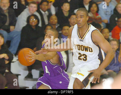 28. November 2006; Oakland, Kalifornien, USA; High School Basketball: (L-R) (#4) TREY SIMS von Piemont hoch bekommt ein Schnäppchen aus (#23) BRANDON WALKER von Bischof O'Dowd während ihrer Basketball-Spiel in Oakland. Obligatorische Credit: Foto von Sherry LaVars/Contra Costa Times / ZUMA Press. (©) Copyright 2006 von Contra Costa Times Stockfoto