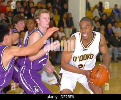 28. November 2006; Oakland, Kalifornien, USA; High School Basketball: BRANDON WALKER von Bischof O'Dowd High geht ans Netz, während sein Doppel durch ein paar von Piemont Spieler während ihre Basketball-Spiel in Oakland gemeinsam. Obligatorische Credit: Foto von Sherry LaVars/Contra Costa Times / ZUMA Press. (©) Copyright 2006 von Contra Costa Times Stockfoto