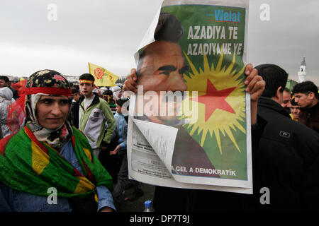 3. März 2006; Istanbul, Türkei; Türkische Kurden zeigen Unterstützung für inhaftierten PKK-Führer Abdullah Öcalan (abgebildet auf Zeitung) während einer kurdischen Newroz-Neujahrsfest in Zeytinburnu Stadtteil von Istanbul 19. März 2006. Obligatorische Credit: Foto von David Honl/ZUMA Press. (©) Copyright 2006 von David Honl Stockfoto