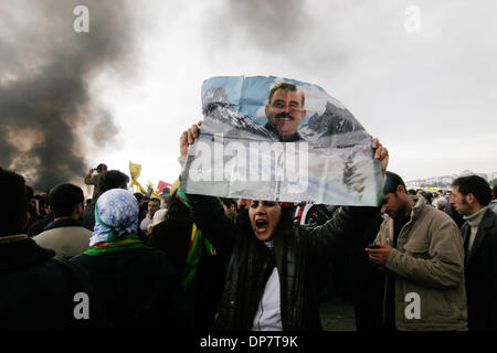 3. März 2006; Istanbul, Türkei; Türkische Kurden schreien "Biji Serok Apo" oder "Hagel Präsident Apo" zur Unterstützung von inhaftierten PKK-Führer Abdullah Öcalan (im Bild auf Poster) während einer kurdischen Newroz-Neujahrsfest in Zeytinburnu Stadtteil von Istanbul 19. März 2006. Obligatorische Credit: Foto von David Honl/ZUMA Press. (©) Copyright 2006 von David Honl Stockfoto