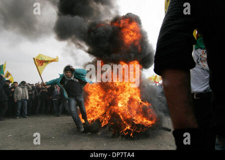 3. März 2006; Istanbul, Türkei; Türkische Kurden schreien "Biji Serok Apo" oder "Hagel Präsident Apo" zur Unterstützung von inhaftierten PKK-Führer Abdullah Öcalan während einer kurdischen Newroz-Neujahrsfest in Zeytinburnu Stadtteil von Istanbul 19. März 2006. Obligatorische Credit: Foto von David Honl/ZUMA Press. (©) Copyright 2006 von David Honl Stockfoto