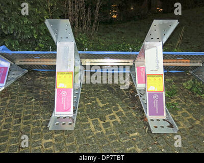 Guildford, Surrey, UK. 8. Januar 2014. Temporäre Hochwasserschutz in Guildford in Surrey von der Umweltagentur errichtet. Überflutung der Fluss Wey weiterhin die Stadt nach Fluten der sintflutartigen Regenfälle bedrohen. Bildnachweis: James Jagger/Alamy Live News Stockfoto