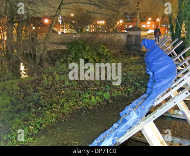 Guildford, Surrey, UK. 8. Januar 2014. Temporäre Hochwasserschutz in Guildford in Surrey von der Umweltagentur errichtet. Überflutung der Fluss Wey weiterhin die Stadt nach Fluten der sintflutartigen Regenfälle bedrohen. Bildnachweis: James Jagger/Alamy Live News Stockfoto