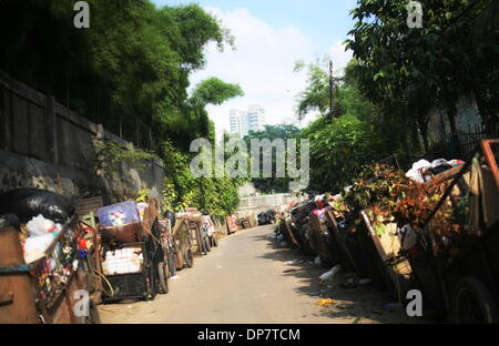 Süd-Jakarta, Indonesien. 28. Dezember 2013. Einer der unzähligen Slums befindet sich in Jakartas, Indonesien mit auf der Rückseite eine Skytower in eines der reichsten Teile von Jakarta als Mega Kuningan bekannt. Aufgrund extremer Armut in westlichen Teilen von Indonesien wie Java, Ambon und Papua vielen Armen bewegen nach Jakarta und siedeln in Eigenbau Slums, die ernste Probleme mit Strom, Wasser, Sanitärversorgung und Hygiene. Indonesien hat einige der weltweit schlimmsten Hygiene und weit verbreitete Erkrankungen sind keine Seltenheit in den Slums. Abgesehen davon, dass die Menschen leben ständig am Rande der Räumung, weil die Stockfoto