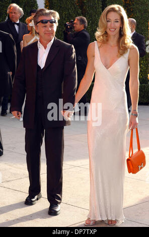 5. März 2006; West Hollywood, Kalifornien, USA; JOHN MELLENCAMP und Frau, ELAINE IRWIN-MELLENCAMP kommt bei der Vanity Fair Abendessen und nach der Party im Mortons feiert den 78. Academy Award in West Hollywood, Kalifornien. Obligatorische Credit: Foto von Rich Schmitt/ZUMA Press. (©) Copyright 2006 von Rich Schmitt Stockfoto