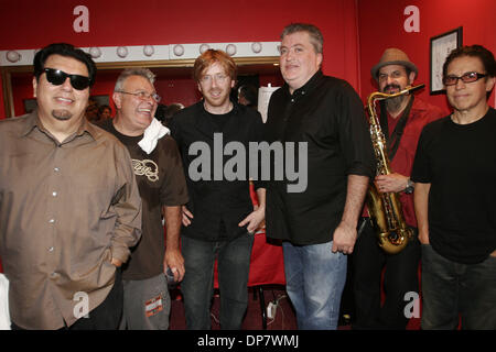 Sep 28, 2006; New York, NY, USA; Phish-Frontmann TREY ANASTASIO (3. L) backstage mit DAVID HIDALGO und Cesar Rosas (dunkle Gläser) nach der Sitzung in mit Los Lobos im Irving Plaza. Obligatorische Credit: Foto von Aviv klein/ZUMA Press. (©) Copyright 2006 von Aviv klein Stockfoto