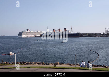 26. November 2006; Long Beach, Kalifornien, USA; Rainbow Harbor Rainbow Marina befinden sich neben dem Aquarium des Pazifiks und hat 87 Belege für Gewerbe- und Freizeit-Schiffe. Es bietet auch einen 200-Fuß langen Dock für Tagesgäste. Rainbow Harbor hat 12, 150-Fuß-Docks für Handelsschiffe. Shoreline Village überblickt Rainbow Marina mit Arkaden und Restaurants für die ganze Familie Stockfoto