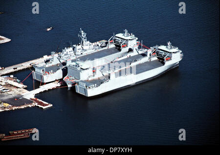 Eine Luftaufnahme des geführte Flugkörper Zerstörer USS Arleigh Burke, die Military Sealift Command gecharterten Frachtschiffe Cape Race, Cape Ray und Cape Aufstieg am Dock 22. Januar 1995 in Portsmouth, Virginia. Die Cape Ray, die mit Ausrüstung, syrische Chemiewaffen auf hoher See zu zerstören versehen ist die 7. Januar 2014 begonnen. Stockfoto