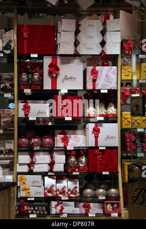 Anzeigen in Butlers Chocolate Shop auf der Grafton Street in Dublin Stockfoto