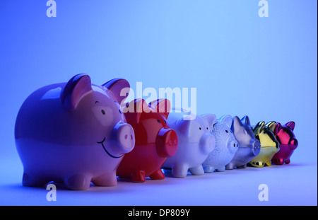 Sieben verschiedene Sparschweine in einer Linie Stockfoto