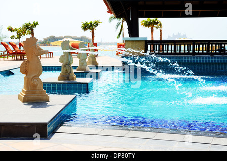 Das Schwimmbad in der Nähe von Strand im Thai-Stil-Hotel auf der künstlichen Insel Palm Jumeirah, Dubai, Vereinigte Arabische Emirate Stockfoto