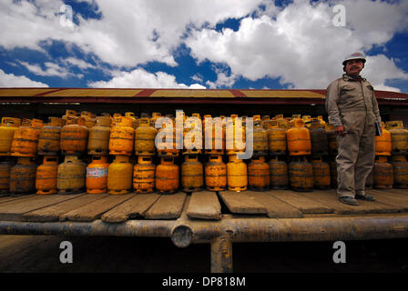 Kann 12, 2006 - La Paz, Bolivien - The Senkata-Gas-Anlage in El Alto, von La Paz in der Nähe. Bolivien hat Lateinamerikas zweitgrößten Gasreserven aber ist eines der ärmsten Länder der Region. In den bolivianischen Häusern sind die gelben GLP-Flaschen wie Gold, denn sie sind nützlich für das Kochen, Hitze und Licht einige Häuser. Am 1. Mai 2006 verstaatlichte die bolivianische Regierung des Landes hydr Stockfoto