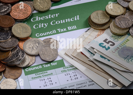 Chester City Council Steuerschuld mit Münzen und Geld Stockfoto