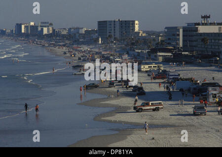 16. Juni 2006 - Daytona Beach, Florida, USA - Daytona Beach ist historisch bekannt als einer der wenigen Strände der Welt, wo die hart verpackte Sand motorisierte Fahrzeuge zu fahren am Strand in begrenzten Gebieten ermöglicht. Dies voller hart Sand aus Daytona Beach ein Mekka für Motorsport, die alten Daytona Beach Road Course Rennen seit über 50 Jahren Gastgeber. Dieser Kurs war r Stockfoto