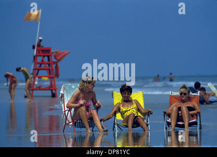 16. Juni 2006 - Daytona Beach, Florida, USA - Daytona Beach ist historisch bekannt als einer der wenigen Strände der Welt, wo die hart verpackte Sand motorisierte Fahrzeuge zu fahren am Strand in begrenzten Gebieten ermöglicht. Dies voller hart Sand aus Daytona Beach ein Mekka für Motorsport, die alten Daytona Beach Road Course Rennen seit über 50 Jahren Gastgeber. Dieser Kurs war r Stockfoto