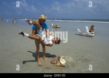 16. Juni 2006 - Daytona Beach, Florida, USA - Daytona Beach ist historisch bekannt als einer der wenigen Strände der Welt, wo die hart verpackte Sand motorisierte Fahrzeuge zu fahren am Strand in begrenzten Gebieten ermöglicht. Dies voller hart Sand aus Daytona Beach ein Mekka für Motorsport, die alten Daytona Beach Road Course Rennen seit über 50 Jahren Gastgeber. Dieser Kurs war r Stockfoto