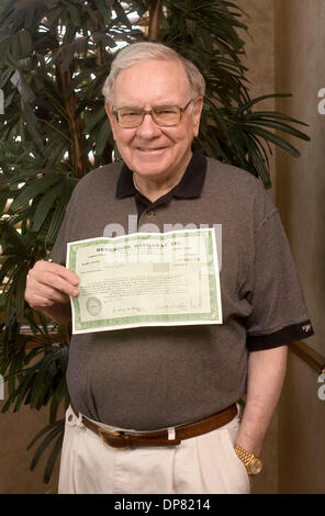 5. Juli 2006 teilt - Omaha, NE, USA - WARREN BUFFETT in den Büros von Berkshire Hathaway hält ein Aktienzertifikat vertreten 121.737 Klasse A von Berkshire Hathaway Inc. Am Tag dieses Foto wurden diese Aktien zu $ 11,15 Milliarden bewertet. Buffett hat ein enormes Vermögen vor allem durch die Firma Berkshire Hathaway, angehäuft, von denen er der größte Aktionär und CE ist Stockfoto