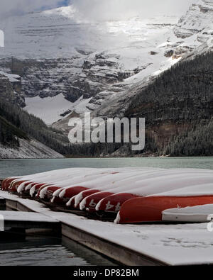 Sep 15, 2006 - Banif, AK, USA - Lake Louise Reflexion, schneebedeckte bunte Kanus, frühen Herbst Schnee am späten Nachmittag in Banif. (Kredit-Bild: © Christine C. Wickham/ZUMA Press) Stockfoto