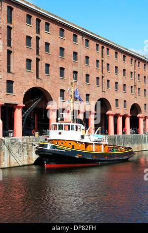 Eine alte Schlepper Ankern außerhalb der renovierten Lagerhäusern am Albert Dock Komplex in Liverpool, England, UK Stockfoto