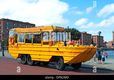 Die "gelbe Ente Marine" eine amphibische tour Bus am Albert Dock in Liverpool, England, UK Stockfoto