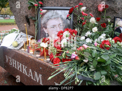 Zahlen Sie 10. Oktober 2006 - St.-Petersburg, Russland - Tausende von Russen ihre letzte Ehre ermordeten russischen Journalistin Anna Politkovskaya während ihrer Beerdigung auf dem Troyekurovskoye-Friedhof in Moskau. (Kredit-Bild: © photoxpress.biz/photoxpress.biz) Stockfoto