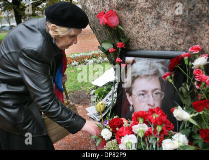 Zahlen Sie 10. Oktober 2006 - St.-Petersburg, Russland - Tausende von Russen ihre letzte Ehre ermordeten russischen Journalistin Anna Politkovskaya während ihrer Beerdigung auf dem Troyekurovskoye-Friedhof in Moskau. (Kredit-Bild: © photoxpress.biz/photoxpress.biz) Stockfoto