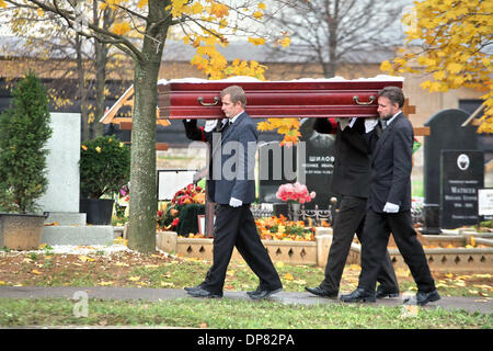 Zahlen Sie 10. Oktober 2006 - St.-Petersburg, Russland - Tausende von Russen ihre letzte Ehre ermordeten russischen Journalistin Anna Politkovskaya während ihrer Beerdigung auf dem Troyekurovskoye-Friedhof in Moskau. (Kredit-Bild: © photoxpress.biz/photoxpress.biz) Stockfoto