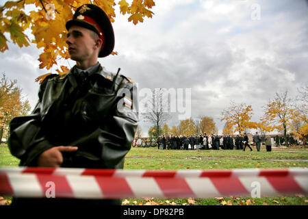 Zahlen Sie 10. Oktober 2006 - St.-Petersburg, Russland - Tausende von Russen ihre letzte Ehre ermordeten russischen Journalistin Anna Politkovskaya während ihrer Beerdigung auf dem Troyekurovskoye-Friedhof in Moskau. (Kredit-Bild: © photoxpress.biz/photoxpress.biz) Stockfoto