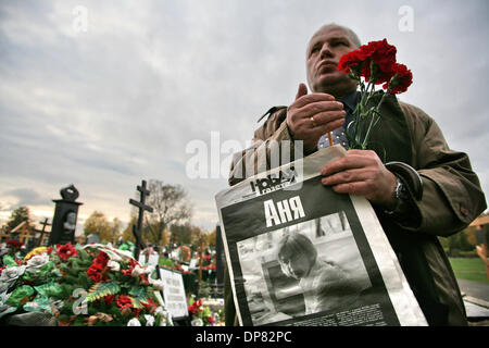 Zahlen Sie 10. Oktober 2006 - St.-Petersburg, Russland - Tausende von Russen ihre letzte Ehre ermordeten russischen Journalistin Anna Politkovskaya während ihrer Beerdigung auf dem Troyekurovskoye-Friedhof in Moskau. (Kredit-Bild: © photoxpress.biz/photoxpress.biz) Stockfoto