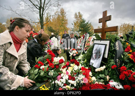 Zahlen Sie 10. Oktober 2006 - St.-Petersburg, Russland - Tausende von Russen ihre letzte Ehre ermordeten russischen Journalistin Anna Politkovskaya während ihrer Beerdigung auf dem Troyekurovskoye-Friedhof in Moskau. (Kredit-Bild: © photoxpress.biz/photoxpress.biz) Stockfoto