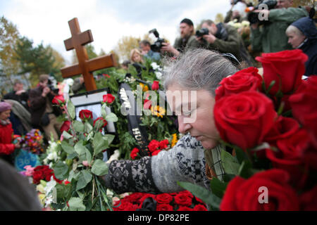 Zahlen Sie 10. Oktober 2006 - St.-Petersburg, Russland - Tausende von Russen ihre letzte Ehre ermordeten russischen Journalistin Anna Politkovskaya während ihrer Beerdigung auf dem Troyekurovskoye-Friedhof in Moskau. (Kredit-Bild: © photoxpress.biz/photoxpress.biz) Stockfoto