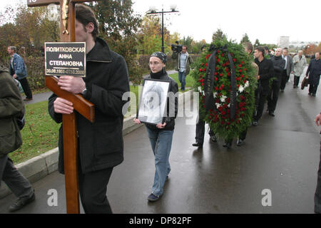 Zahlen Sie 10. Oktober 2006 - St.-Petersburg, Russland - Tausende von Russen ihre letzte Ehre ermordeten russischen Journalistin Anna Politkovskaya während ihrer Beerdigung auf dem Troyekurovskoye-Friedhof in Moskau. (Kredit-Bild: © photoxpress.biz/photoxpress.biz) Stockfoto