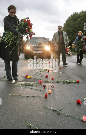 Zahlen Sie 10. Oktober 2006 - St.-Petersburg, Russland - Tausende von Russen ihre letzte Ehre ermordeten russischen Journalistin Anna Politkovskaya während ihrer Beerdigung auf dem Troyekurovskoye-Friedhof in Moskau. (Kredit-Bild: © photoxpress.biz/photoxpress.biz) Stockfoto