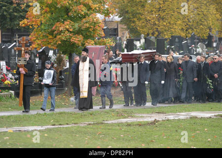 Zahlen Sie 10. Oktober 2006 - St.-Petersburg, Russland - Tausende von Russen ihre letzte Ehre ermordeten russischen Journalistin Anna Politkovskaya während ihrer Beerdigung auf dem Troyekurovskoye-Friedhof in Moskau. (Kredit-Bild: © photoxpress.biz/photoxpress.biz) Stockfoto