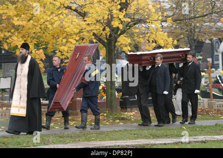 Zahlen Sie 10. Oktober 2006 - St.-Petersburg, Russland - Tausende von Russen ihre letzte Ehre ermordeten russischen Journalistin Anna Politkovskaya während ihrer Beerdigung auf dem Troyekurovskoye-Friedhof in Moskau. (Kredit-Bild: © photoxpress.biz/photoxpress.biz) Stockfoto