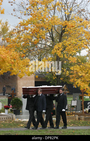 Zahlen Sie 10. Oktober 2006 - St.-Petersburg, Russland - Tausende von Russen ihre letzte Ehre ermordeten russischen Journalistin Anna Politkovskaya während ihrer Beerdigung auf dem Troyekurovskoye-Friedhof in Moskau. (Kredit-Bild: © photoxpress.biz/photoxpress.biz) Stockfoto