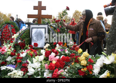 Zahlen Sie 10. Oktober 2006 - St.-Petersburg, Russland - Tausende von Russen ihre letzte Ehre ermordeten russischen Journalistin Anna Politkovskaya während ihrer Beerdigung auf dem Troyekurovskoye-Friedhof in Moskau. (Kredit-Bild: © photoxpress.biz/photoxpress.biz) Stockfoto