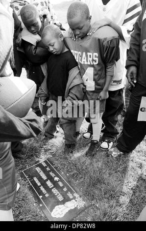 15. Oktober 2006 - Oakland, CA, USA - eine Gruppe von Kindern gebracht von Todd Walker, blickt auf eine Grabstätte im Rolling Hills Memorial Park in Richmond auf Sonntag, 12. November 2006.  Walker und Freund Anthony London verwenden den Friedhof als Hintergrund, um der Jugend zu sprechen, um die richtige Entscheidung am Leben zu bleiben. (Kredit-Bild: © Sean Connelley/Oakland Tribune/ZUMA Press) EINSCHRÄNKUNGEN: UNS Stockfoto