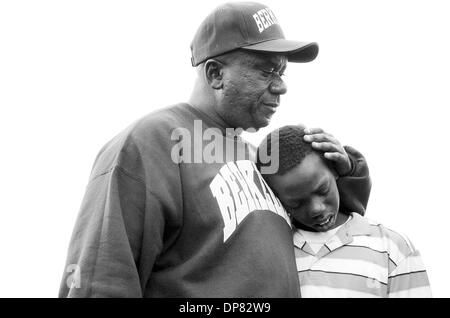 15. Oktober 2006 - Oakland, CA, USA - TODD WALKER umarmt LEON SMITH, 11, nachdem Smith während ihrer Reise zum Rolling Hills Memorial Park in Richmond auf Sonntag, 12. November 2006 emotionale geworden.  Walker und Freund Anthony London verwenden den Friedhof als Hintergrund, um der Jugend zu sprechen, um die richtige Entscheidung am Leben zu bleiben. (Kredit-Bild: © Sean Connelley/Oakland Tribune/ZUMA Press) REST Stockfoto