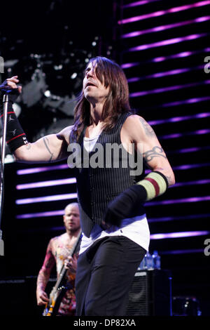 17. Oktober 2006; New York, NY, USA; Die Red Hot Chili Peppers bei Continental Airlines Arena. Im Bild, ANTHONY KIEDIS-Gesang. Obligatorische Credit: Foto von Aviv klein/ZUMA Press. (©) Copyright 2006 von Aviv klein Stockfoto