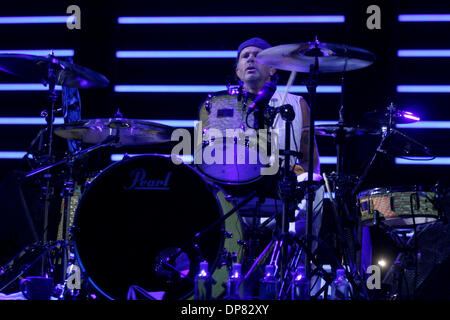 17. Oktober 2006; New York, NY, USA; Die Red Hot Chili Peppers bei Continental Airlines Arena. Im Bild, CHAD SMITH am Schlagzeug. Obligatorische Credit: Foto von Aviv klein/ZUMA Press. (©) Copyright 2006 von Aviv klein Stockfoto