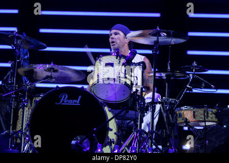 17. Oktober 2006; New York, NY, USA; Die Red Hot Chili Peppers bei Continental Airlines Arena. Im Bild, CHAD SMITH am Schlagzeug. Obligatorische Credit: Foto von Aviv klein/ZUMA Press. (©) Copyright 2006 von Aviv klein Stockfoto