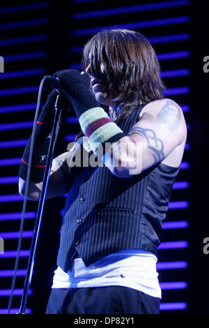 17. Oktober 2006; New York, NY, USA; Die Red Hot Chili Peppers bei Continental Airlines Arena. Im Bild, ANTHONY KIEDIS-Gesang. Obligatorische Credit: Foto von Aviv klein/ZUMA Press. (©) Copyright 2006 von Aviv klein Stockfoto