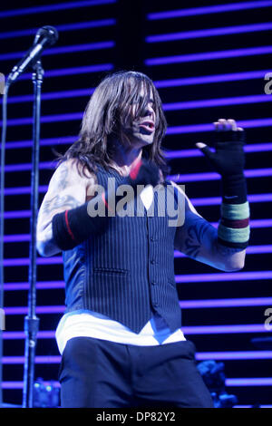 17. Oktober 2006; New York, NY, USA; Die Red Hot Chili Peppers bei Continental Airlines Arena. Im Bild, ANTHONY KIEDIS-Gesang. Obligatorische Credit: Foto von Aviv klein/ZUMA Press. (©) Copyright 2006 von Aviv klein Stockfoto