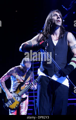 17. Oktober 2006; New York, NY, USA; Die Red Hot Chili Peppers bei Continental Airlines Arena. Im Bild, ANTHONY KIEDIS-Vocals und MICHAEL BALZARY Alias FLEA Bass. Obligatorische Credit: Foto von Aviv klein/ZUMA Press. (©) Copyright 2006 von Aviv klein Stockfoto